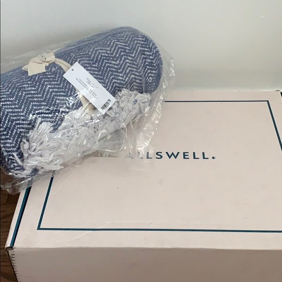 BRAND NEW THROW! - Picture 2 of 2